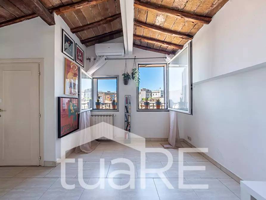 Immagine 12 di Appartamento in vendita  in Piazza Di San Cosimato a Roma