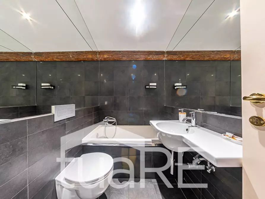 Immagine 16 di Appartamento in vendita  in Piazza Di San Cosimato a Roma