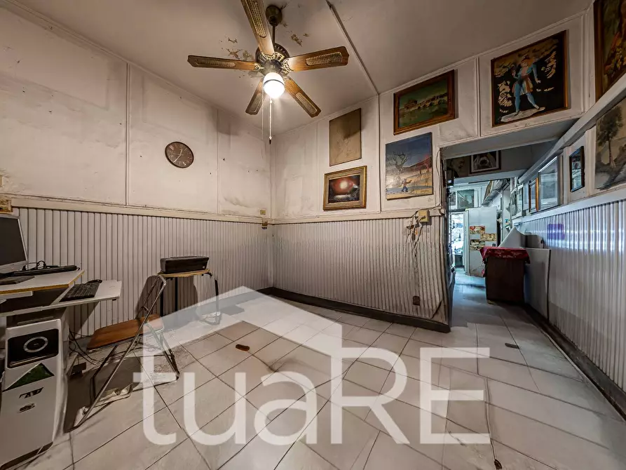 Immagine 3 di Negozio in vendita  in Via Della Lungara a Roma