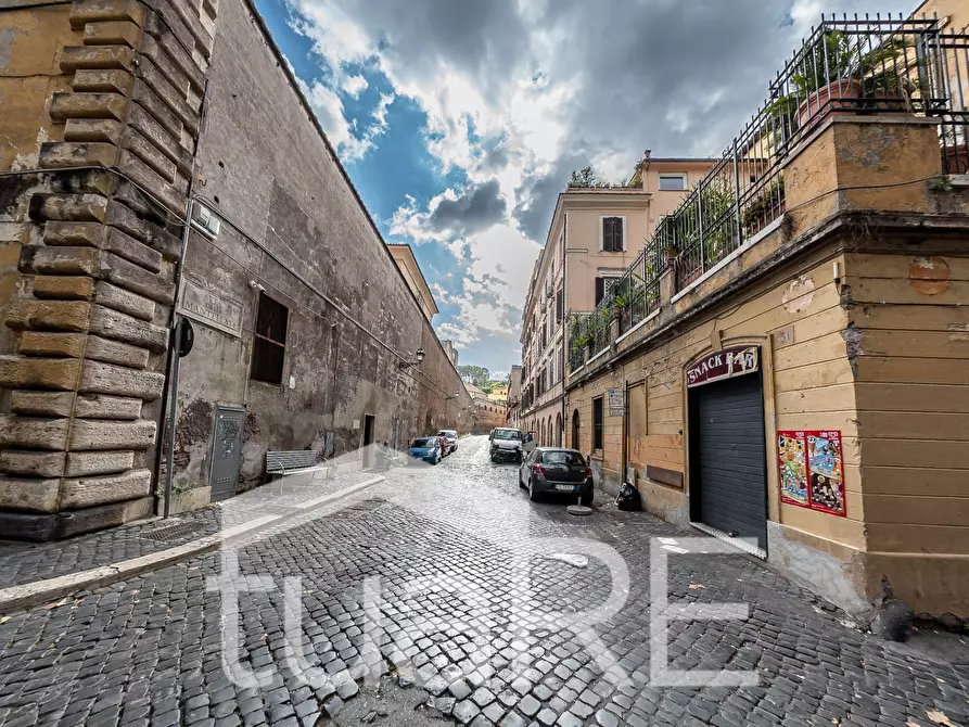 Immagine 8 di Negozio in vendita  in Via Della Lungara a Roma