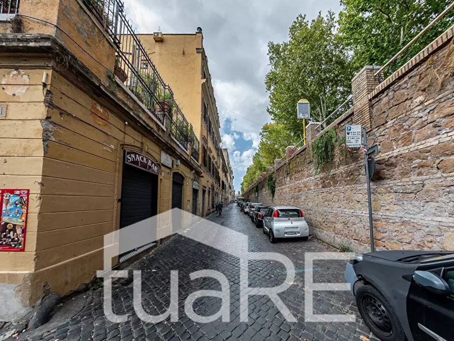 Immagine 9 di Negozio in vendita  in Via Della Lungara a Roma