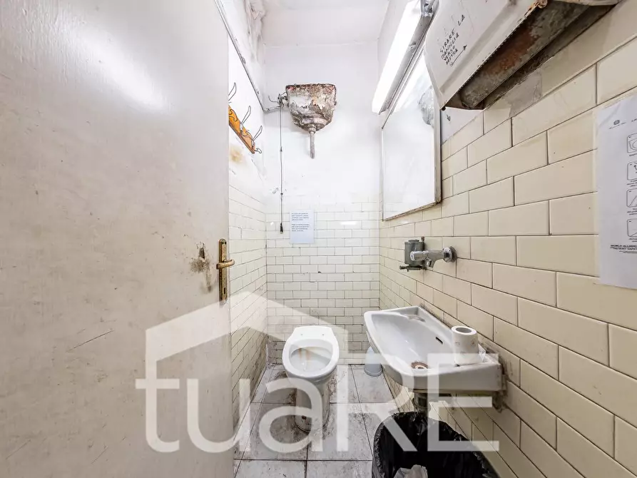 Immagine 10 di Negozio in vendita  in Via Della Lungara a Roma