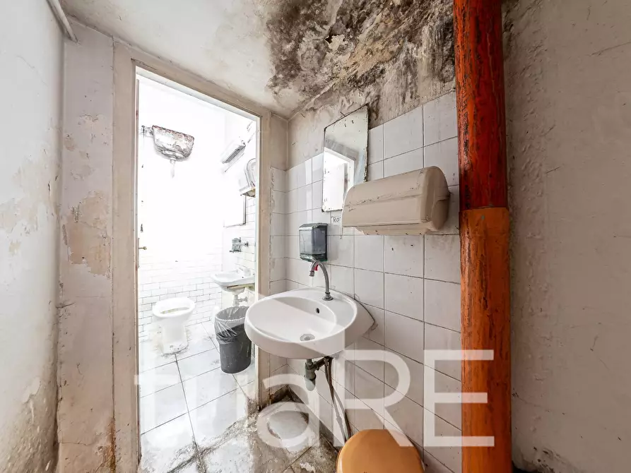 Immagine 11 di Negozio in vendita  in Via Della Lungara a Roma