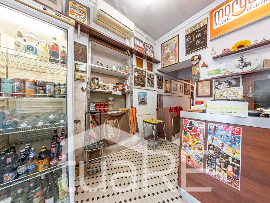 Immagine 13 di Negozio in vendita  in Via Della Lungara a Roma