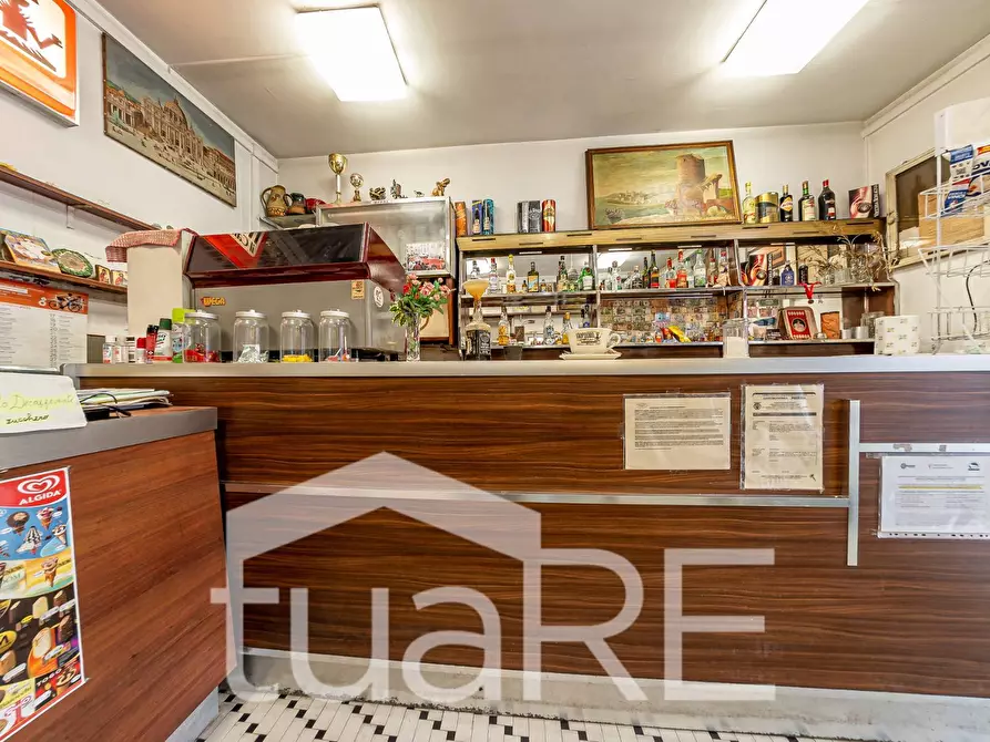 Immagine 15 di Negozio in vendita  in Via Della Lungara a Roma