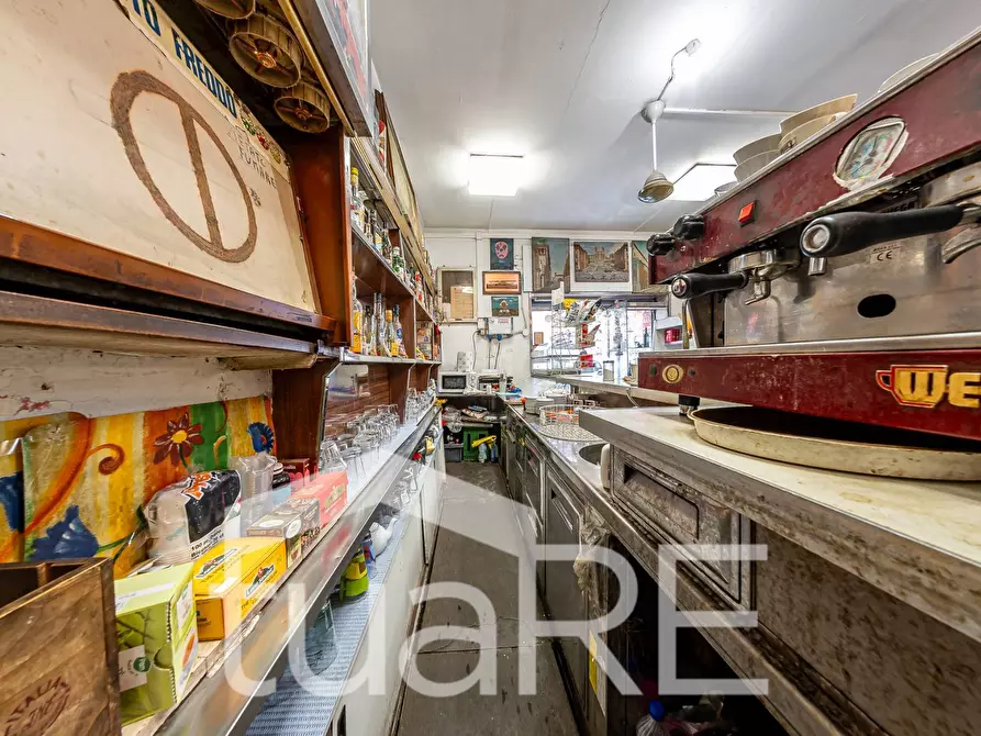 Immagine 16 di Negozio in vendita  in Via Della Lungara a Roma