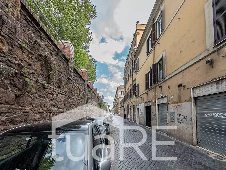 Immagine 18 di Negozio in vendita  in Via Della Lungara a Roma