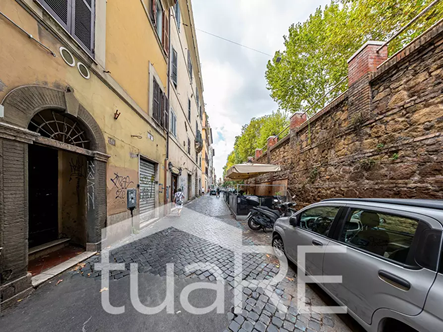 Immagine 19 di Negozio in vendita  in Via Della Lungara a Roma