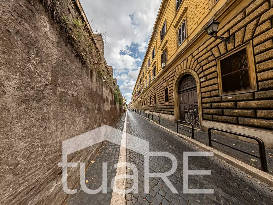 Immagine 20 di Negozio in vendita  in Via Della Lungara a Roma