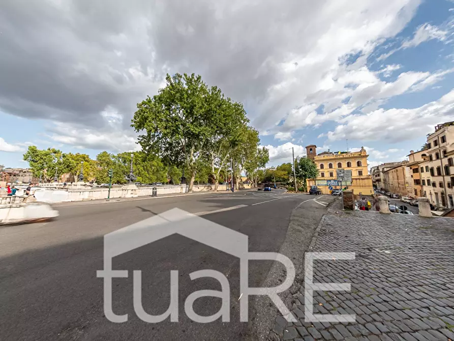 Immagine 21 di Negozio in vendita  in Via Della Lungara a Roma
