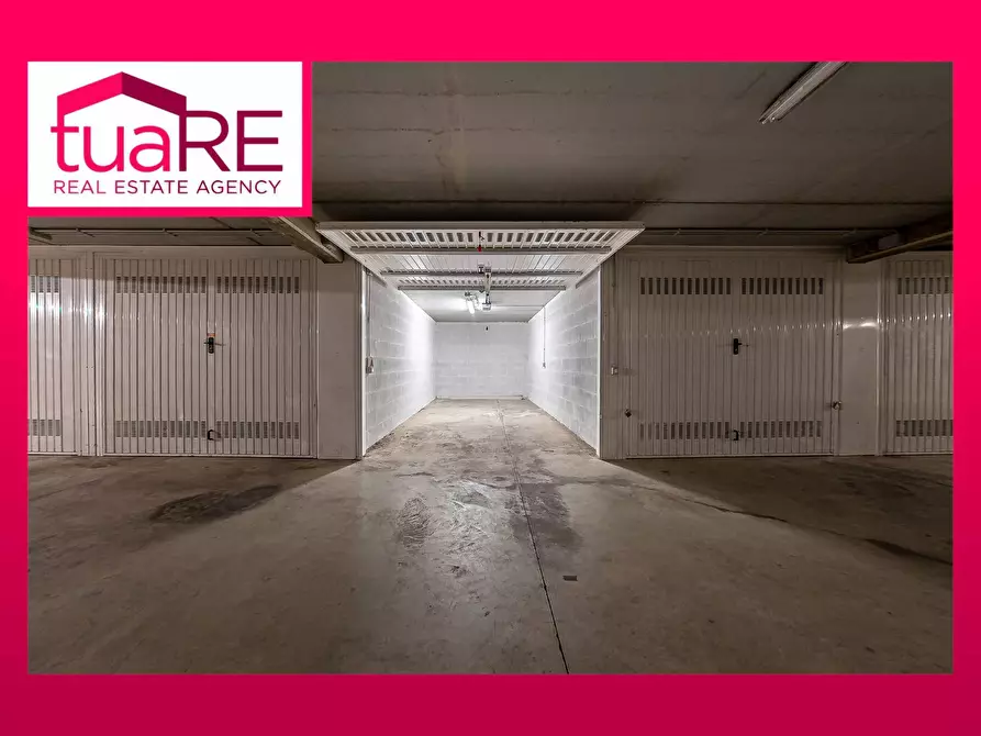 Immagine 1 di Box auto in vendita  in Via Festo Avieno a Roma