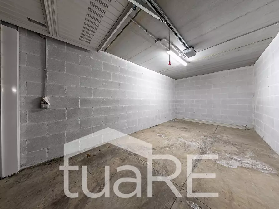 Immagine 4 di Box auto in vendita  in Via Festo Avieno a Roma