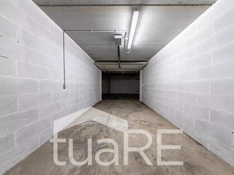 Immagine 11 di Box auto in vendita  in Via Festo Avieno a Roma