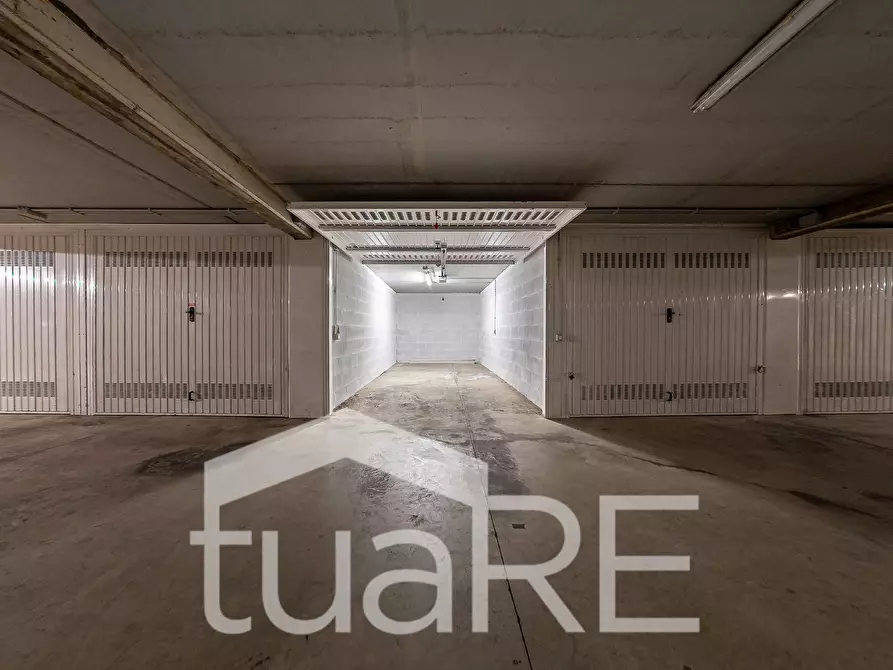 Immagine 13 di Box auto in vendita  in Via Festo Avieno a Roma