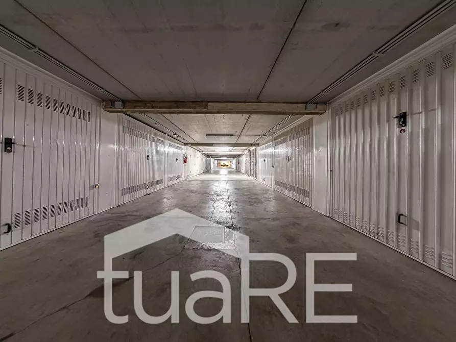 Immagine 15 di Box auto in vendita  in Via Festo Avieno a Roma