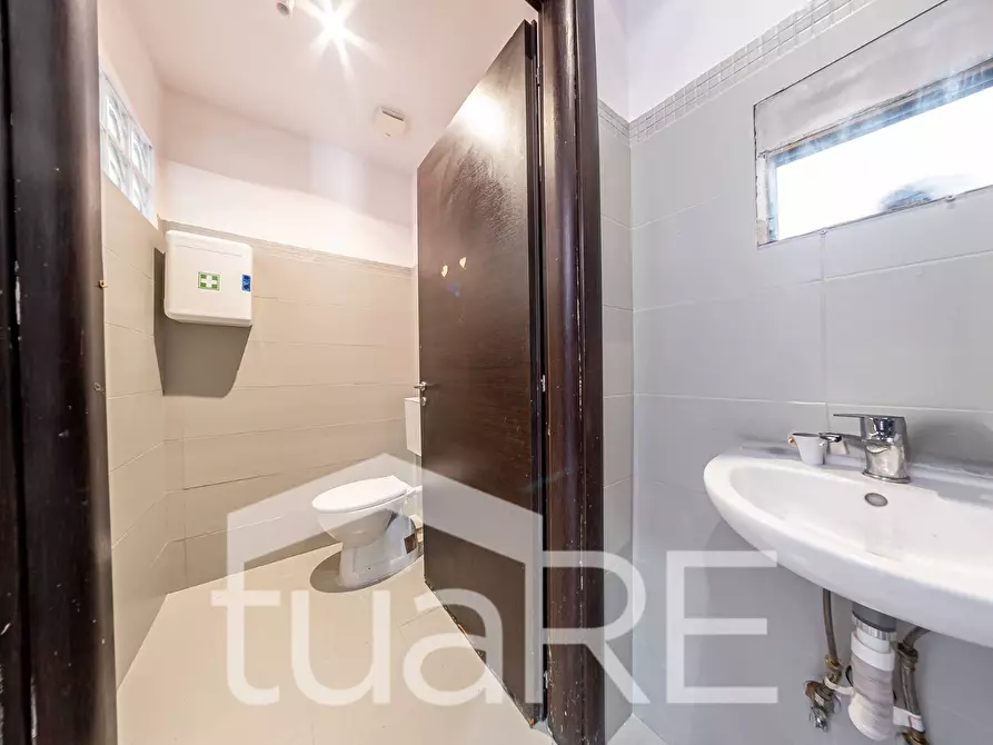 Immagine 11 di Negozio in vendita  in Via Garibaldi a Roma