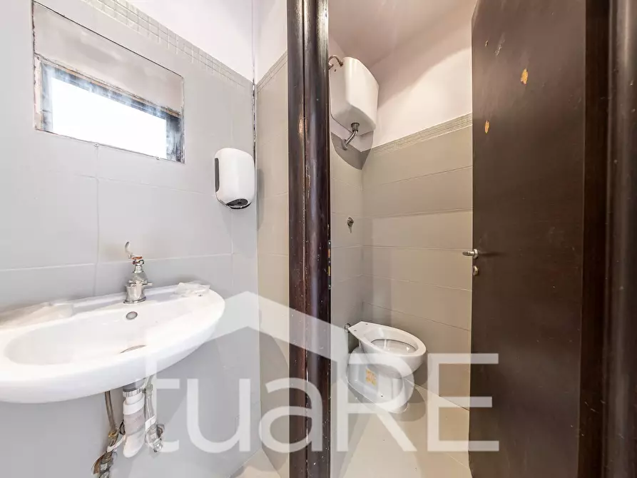 Immagine 12 di Negozio in vendita  in Via Garibaldi a Roma