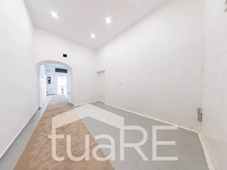 Immagine 13 di Negozio in vendita  in Via Garibaldi a Roma