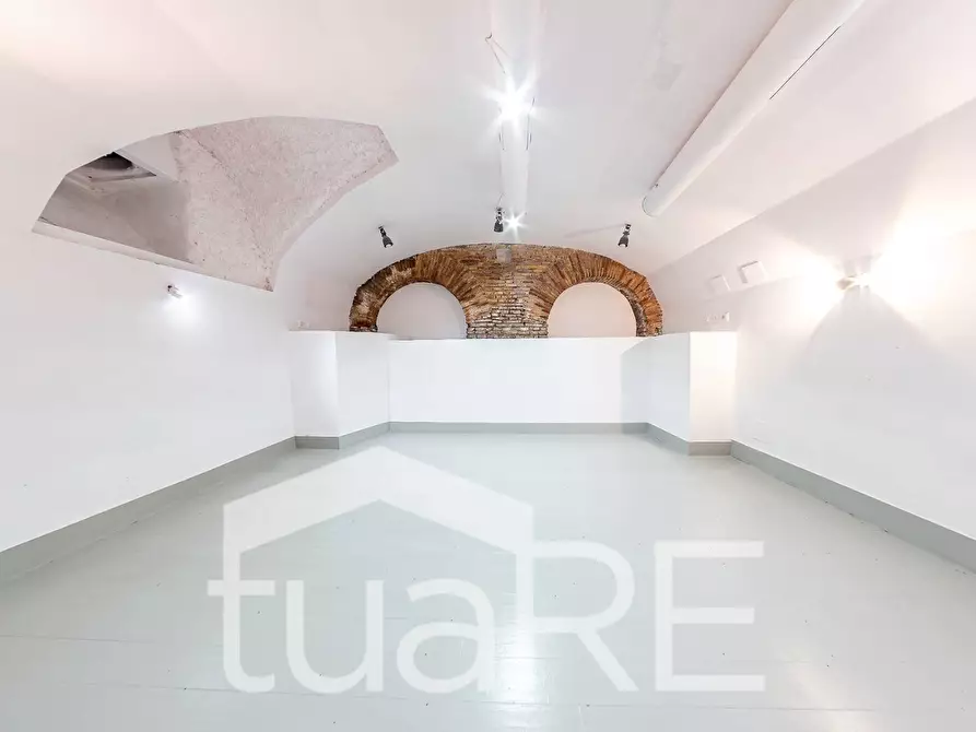 Immagine 17 di Negozio in vendita  in Via Garibaldi a Roma