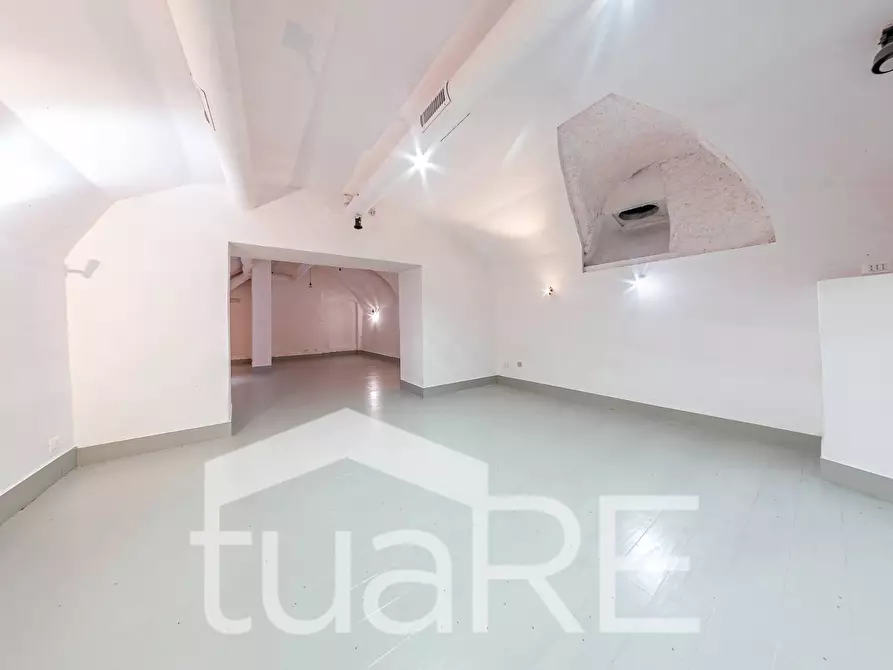 Immagine 18 di Negozio in vendita  in Via Garibaldi a Roma