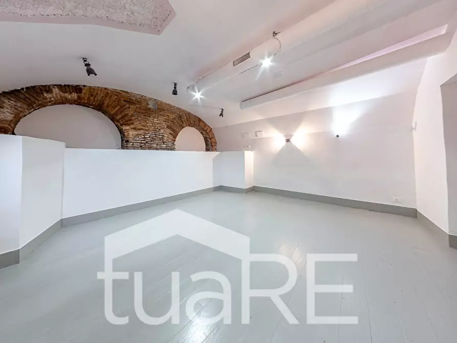 Immagine 19 di Negozio in vendita  in Via Garibaldi a Roma