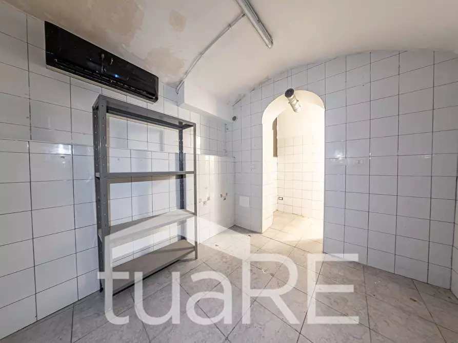 Immagine 24 di Negozio in vendita  in Via Garibaldi a Roma