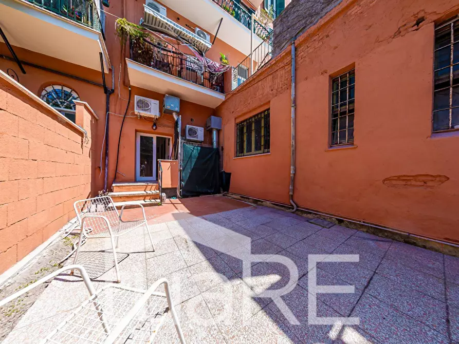 Immagine 26 di Negozio in vendita  in Via Garibaldi a Roma