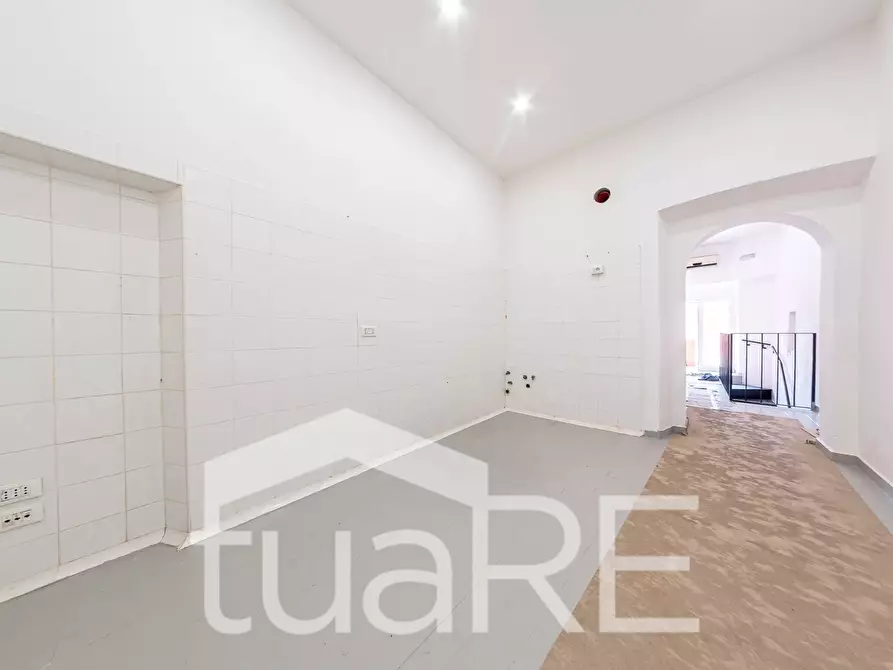 Immagine 28 di Negozio in vendita  in Via Garibaldi a Roma