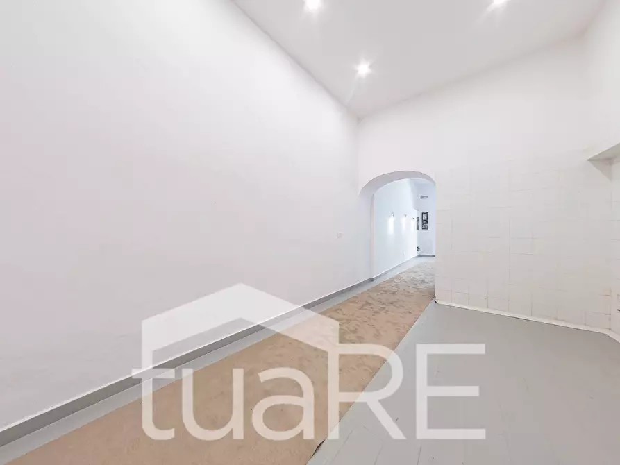 Immagine 29 di Negozio in vendita  in Via Garibaldi a Roma