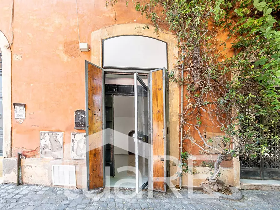 Immagine 30 di Negozio in vendita  in Via Garibaldi a Roma