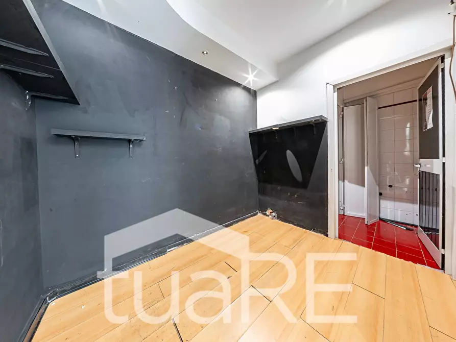 Immagine 3 di Negozio in vendita  in Via Baldo Degli Ubaldi a Roma