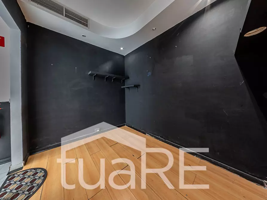 Immagine 12 di Negozio in vendita  in Via Baldo Degli Ubaldi a Roma