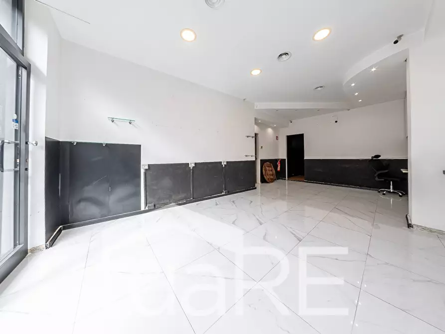 Immagine 17 di Negozio in vendita  in Via Baldo Degli Ubaldi a Roma