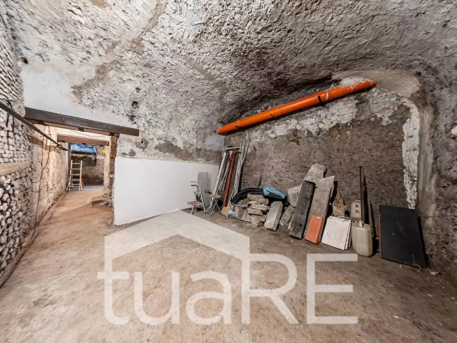 Immagine 2 di Magazzino in vendita  in Via Dei Serpenti a Roma