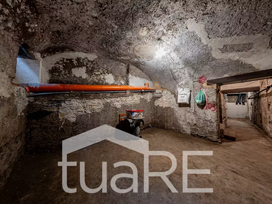 Immagine 3 di Magazzino in vendita  in Via Dei Serpenti a Roma