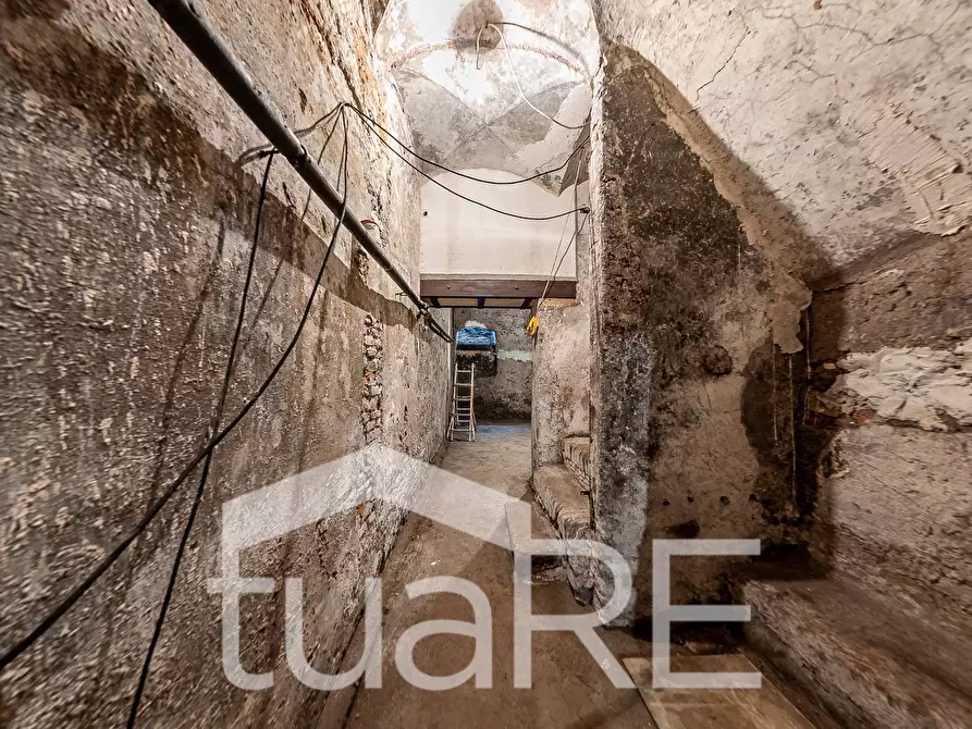 Immagine 4 di Magazzino in vendita  in Via Dei Serpenti a Roma