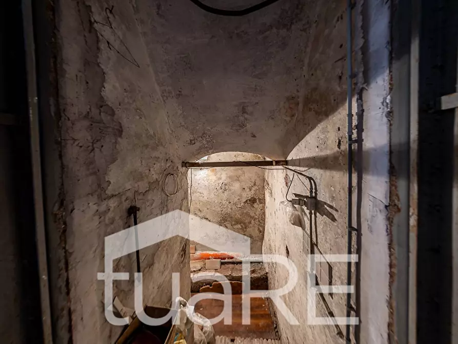 Immagine 6 di Magazzino in vendita  in Via Dei Serpenti a Roma