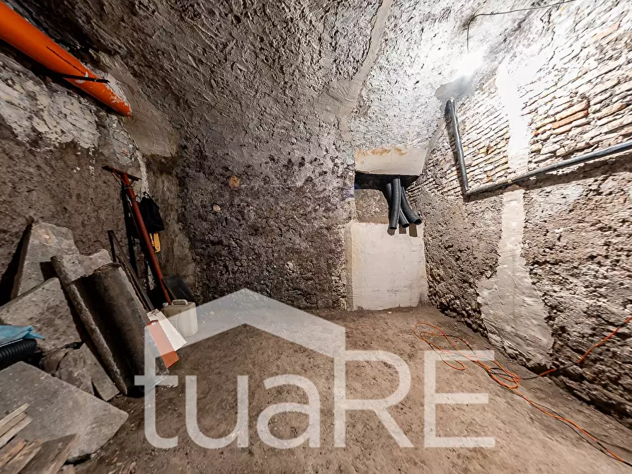 Immagine 10 di Magazzino in vendita  in Via Dei Serpenti a Roma