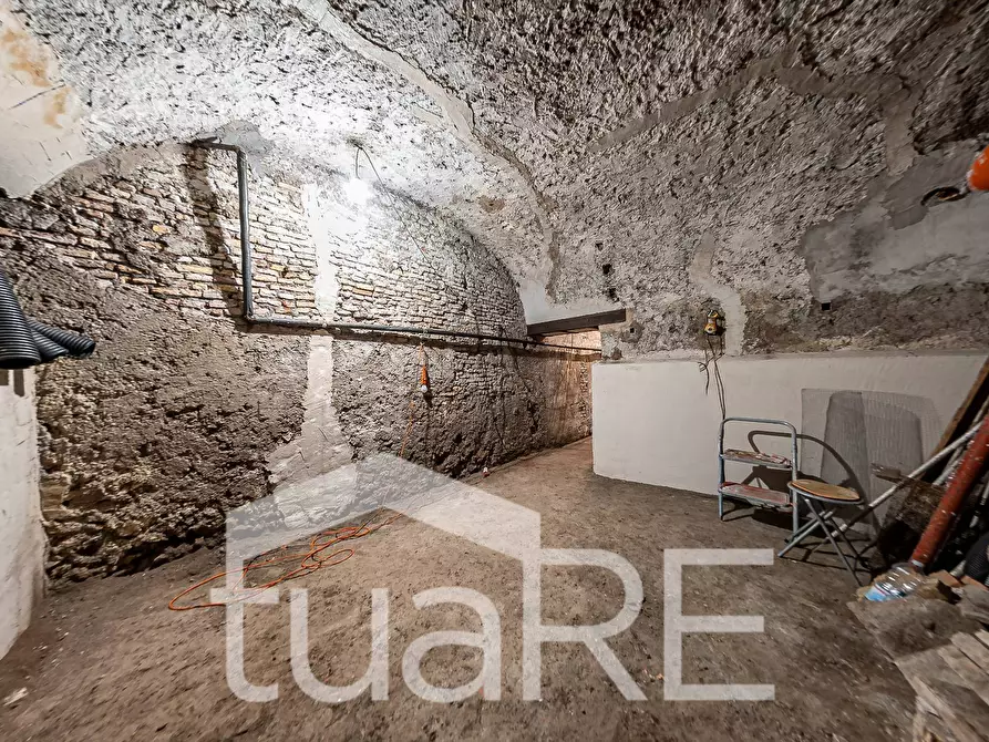 Immagine 11 di Magazzino in vendita  in Via Dei Serpenti a Roma