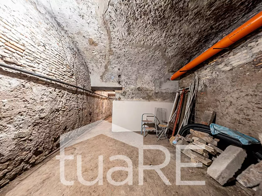 Immagine 12 di Magazzino in vendita  in Via Dei Serpenti a Roma