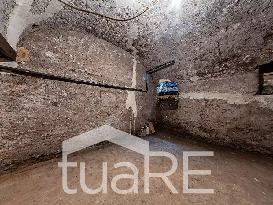 Immagine 16 di Magazzino in vendita  in Via Dei Serpenti a Roma