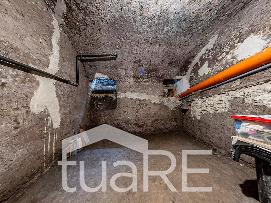 Immagine 17 di Magazzino in vendita  in Via Dei Serpenti a Roma