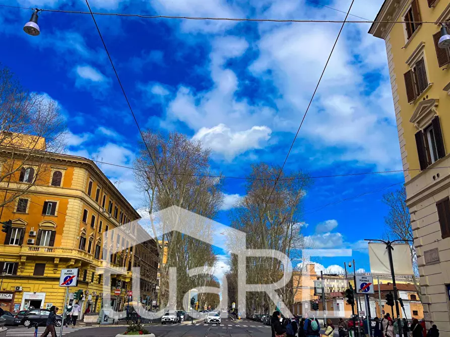 Immagine 9 di Negozio in vendita  in Via Degli Scipioni a Roma
