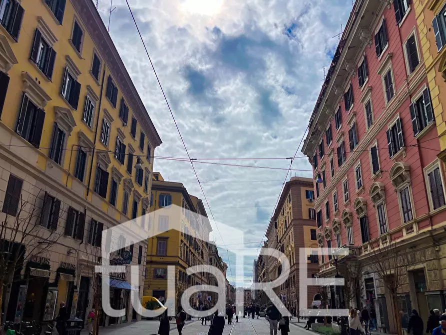 Immagine 10 di Negozio in vendita  in Via Degli Scipioni a Roma