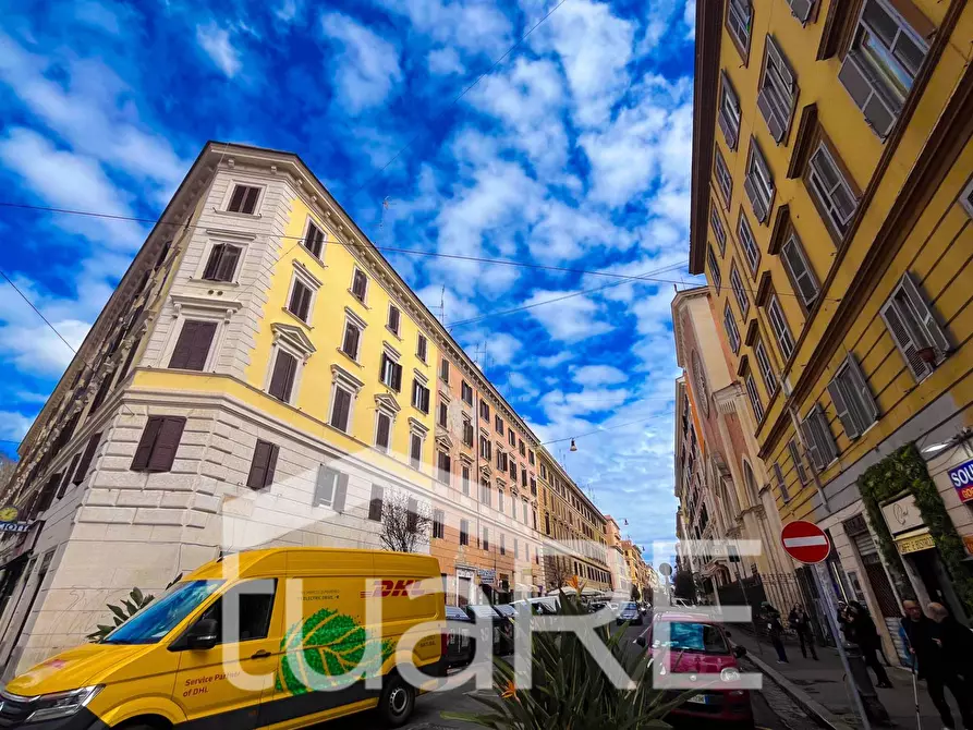Immagine 12 di Negozio in vendita  in Via Degli Scipioni a Roma