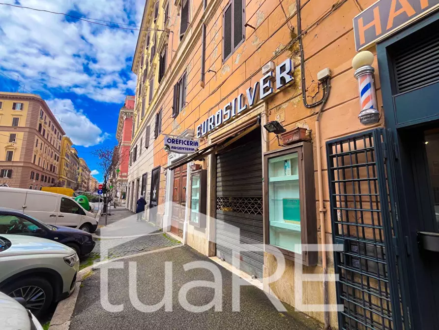 Immagine 13 di Negozio in vendita  in Via Degli Scipioni a Roma