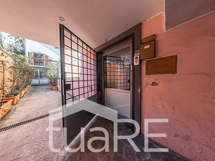 Immagine 21 di Negozio in vendita  in Corso Di Francia a Roma