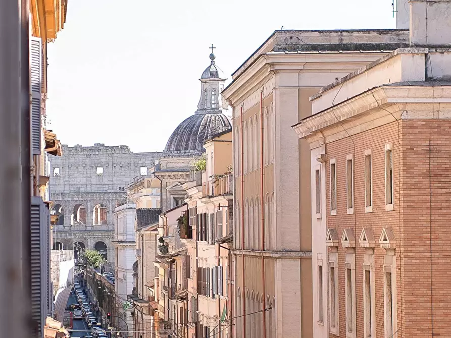 Immagine 5 di Appartamento in vendita  in Via Dei Serpenti a Roma