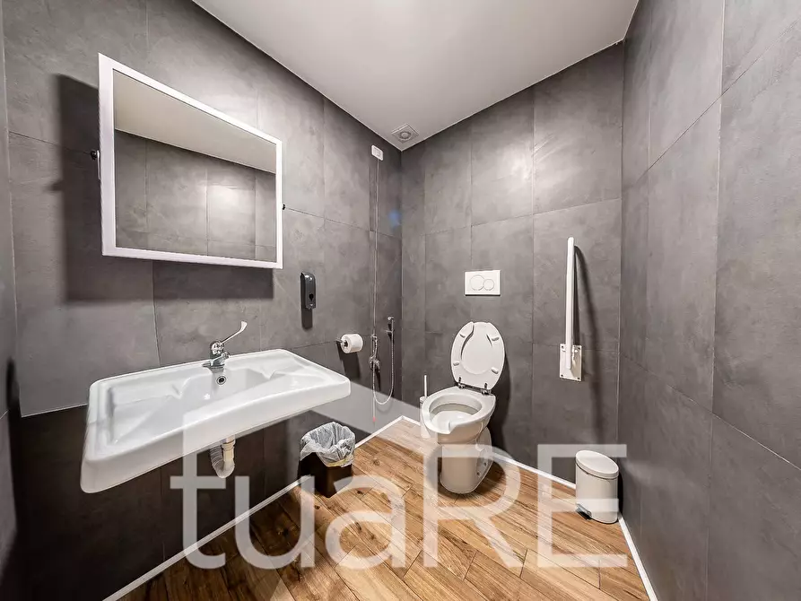 Immagine 10 di Negozio in vendita  in Via Labicana a Roma