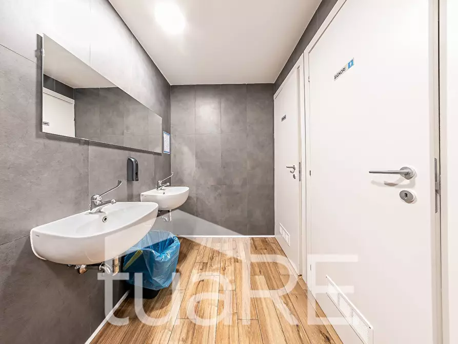 Immagine 11 di Negozio in vendita  in Via Labicana a Roma